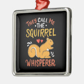 Sie nennen mich das Eichhörnchen Whispern Ornament Aus Metall (Links)