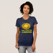 Sie nennen mich Sunshine Funny anpassbar T-Shirt (Vorne ganz)
