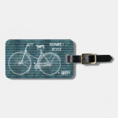 Sie plus Fahrrad entsprechen glücklichem antikem Gepäckanhänger (Vorderseite horizontal)