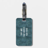 Sie plus Fahrrad entsprechen glücklichem antikem Gepäckanhänger (Rückseite vertikal)