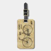 Sie plus Fahrrad entsprechen glücklichem antikem Gepäckanhänger (Vorderseite vertikal)