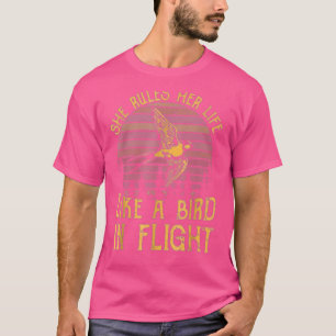 Sie regiert ihr Leben wie ein Vogel im Flug T-Shirt