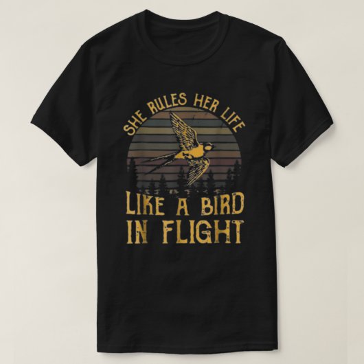 Sie regiert ihr Leben wie ein Vogel im Flug T-Shirt (Design vorne)