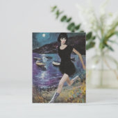 Sie rennt am Strand in einem schwarzen Kleid Retro Postkarte (Stehend Vorderseite)