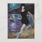 Sie rennt am Strand in einem schwarzen Kleid Retro Postkarte (Vorderseite)