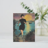Sie rennt am Strand in einem schwarzen Kleid silbe Postkarte (Stehend Vorderseite)