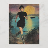 Sie rennt am Strand in einem schwarzen Kleid silbe Postkarte (Vorderseite)