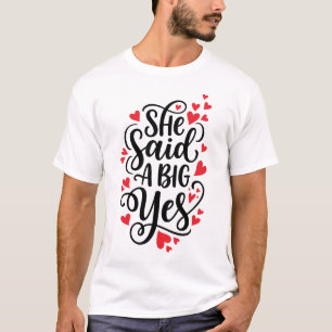 Sie sagte ein großes Ja Kühnes Verlobungsinserat & T-Shirt