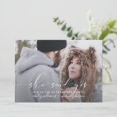 SIE SAGTE JA 2 Foto Kalligrafie Engagement Partei Einladung (Stehend Vorderseite)