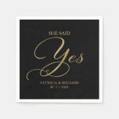 Sie sagte Ja Black Gold Engagement Party Serviette (Vorderseite)