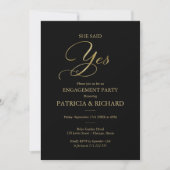 Sie sagte Ja Black Gold Script Engagement Party Einladung (Vorderseite)