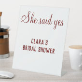 Sie sagte ja Brautparty Party hinzufügen Namenstex Sockelschild (In Situ)