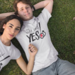 Sie sagte ja Britin, um Verlobung zu sein T-Shirt<br><div class="desc">Retro Sie sagte ja! Bistro ästhetische Chalkboard Stil Vintag Moderne Mr. and Mrs Engagement Party Wir sagten JES Party Chalkboard Moderne Vintage Typografie Einladungen Sweet und sassy chalkboard Hochzeiten Party T - Shirt</div>
