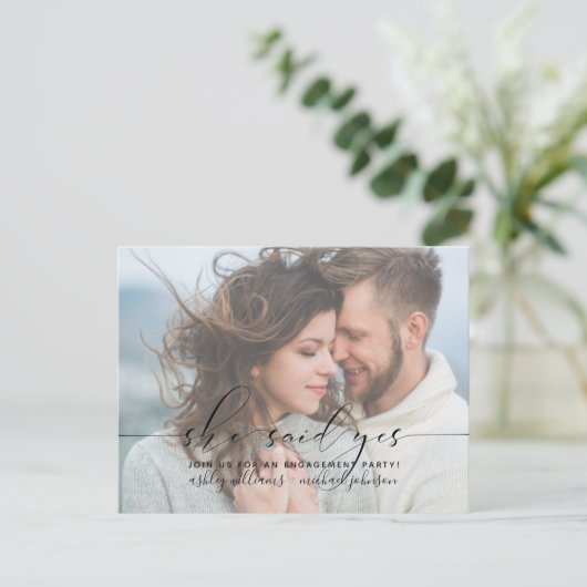 Sie sagte ja, Calligrafy Engagement Partei einlade Postkarte (Stehend Vorderseite)
