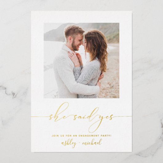 Sie sagte Ja Calligrafy Engagement Party Gold Folieneinladung (Vorderseite)