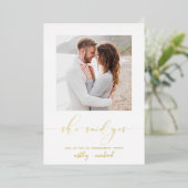 Sie sagte Ja Calligrafy Engagement Party Gold Folieneinladung (Stehend vorne)