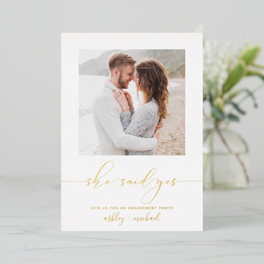 Sie sagte Ja Calligrafy Engagement Party Gold Folieneinladung (Stehend vorne)
