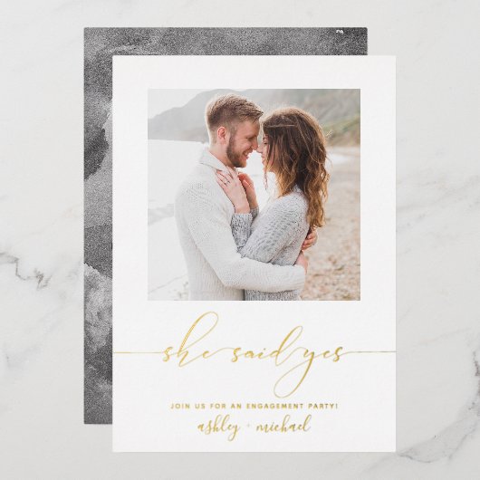 Sie sagte Ja Calligrafy Engagement Party Gold Folieneinladung (Vorderseite/Rückseite)