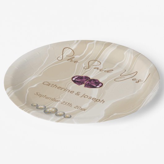 Sie sagte ja, Cream Silk & Pearls & Hearls Pappteller (Schrägansicht)