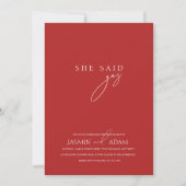 Sie sagte ja! Crimson Red Script Foto Wedding Einladung (Vorderseite)