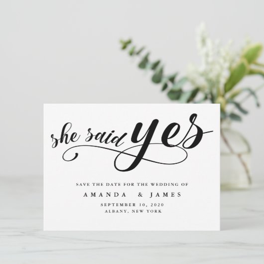Sie sagte: Ja Einfache Minimalistische schwarze Sc Save The Date (Stehend Vorderseite)