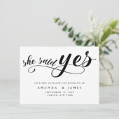 Sie sagte: Ja Einfache Minimalistische schwarze Sc Save The Date (Stehend Vorderseite)