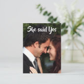 Sie sagte Ja Elegantes Foto Save the Date Ankündigungspostkarte (Stehend Vorderseite)