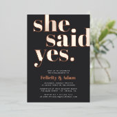 Sie sagte ja | Engagement Folieneinladung (Stehend vorne)