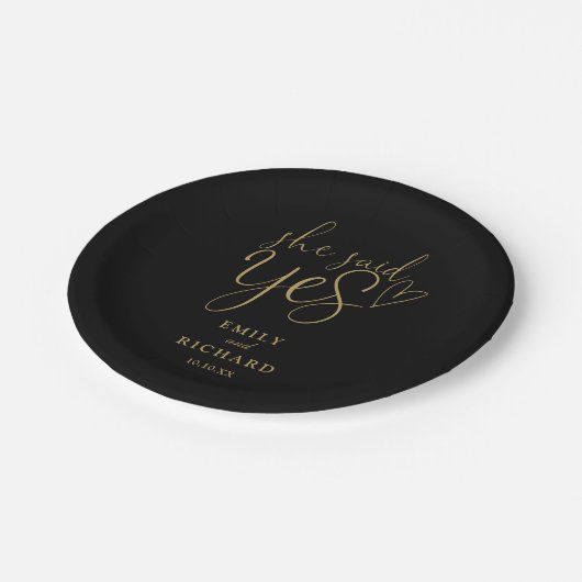 Sie sagte Ja Engagement Partei schwarz und Gold Pappteller (Schrägansicht)