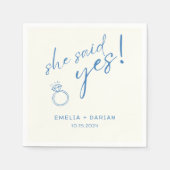 Sie sagte ja Engagement Party Dusty Black Serviette (Vorderseite)