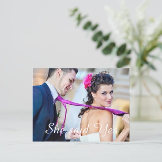Sie sagte Ja Extravagantes Foto Save the Date Ankündigungspostkarte (Stehend Vorderseite)