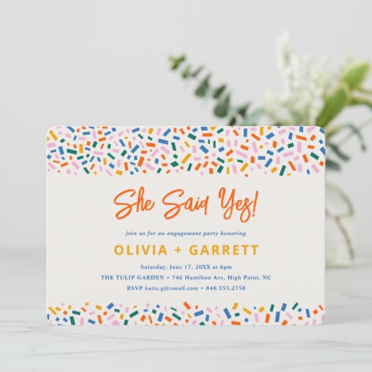 Sie sagte Ja Festive Spaß Engagement Party Einladung (Stehend Vorderseite)