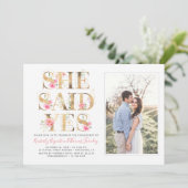 Sie sagte Ja Floral Elegantes Engagement Party Fot Einladung (Stehend Vorderseite)