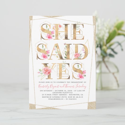Sie sagte Ja Floral Romantische Engagement Partei Einladung (Stehend Vorderseite)