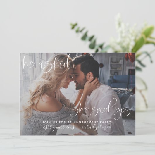 Sie sagte Ja Foto Calligrafy Engagement Party Einladung (Stehend Vorderseite)