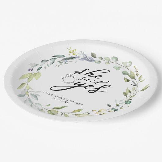 Sie sagte ja Greenery Eucalyptus Brautparty Pappteller (Schrägansicht)
