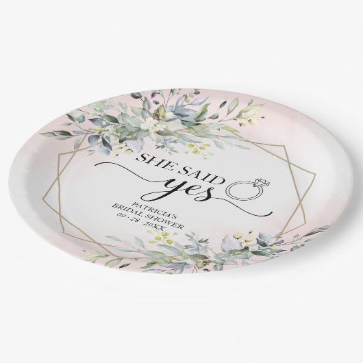 Sie sagte ja Greenery Geometric Bridal Pappteller (Schrägansicht)