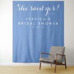 Sie sagte ja Hintergrund - Brautparty - Tapisserie Wandteppich<br><div class="desc">Ihre Gäste werden vor diesem phantastischen Hintergrund LIEBE posieren! Das ist ideal für jede Veranstaltung: Hochzeit,  Brautparty,  Babydusche,  Dusche,  Gender Reveal,  Jubiläumsfeier,  Geburtstagsparty,  etc.! Verändern Sie den Hintergrund einfach auf ein Bild oder eine Farbe! Weitere Designs und Inspirationen finden Sie auf unserer Website: www.creativeuniondesign.com</div>