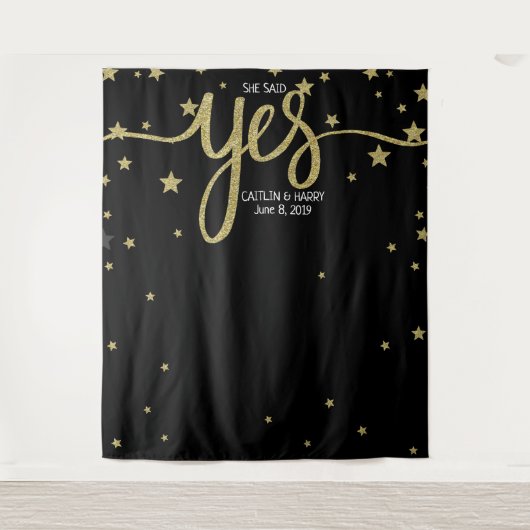 Sie sagte ja Hochzeit Foto Stand Hintergrund Banne Wandteppich (Vorderseite)