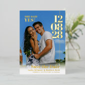 Sie sagte ja Hochzeitstag Verlobung Fotos Folieneinladung (Stehend vorne)