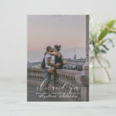 SIE SAGTE JA Kalligrafie Foto Save the Date Invit Einladung (Stehend Vorderseite)