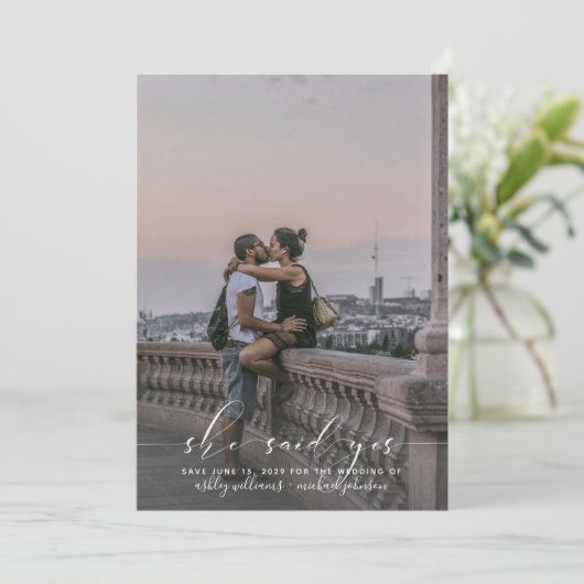 SIE SAGTE JA Kalligrafisches Foto Save the Date Einladung (Stehend Vorderseite)
