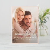 Sie sagte ja Kalligraphie Blush Gold Verlobung Einladung (Stehend Vorderseite)