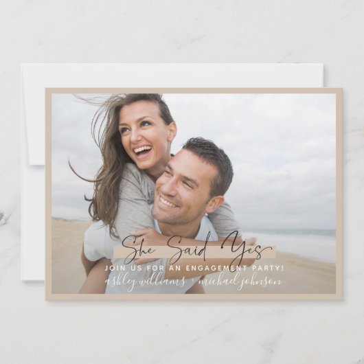 Sie sagte ja Kalligraphie Blush Gold Verlobung Einladung (Vorderseite)