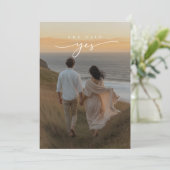 Sie sagte ja Küstenklippe Foto Brautparty Einladung (Stehend Vorderseite)