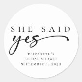 Sie sagte ja Minimalistisches Script-Brautparty Runder Aufkleber (Vorderseite)