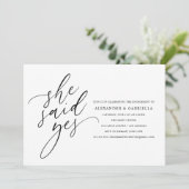 Sie sagte Ja, Moderne Black Script Engagement Part Einladung (Stehend Vorderseite)