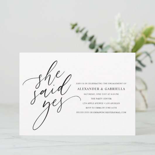 Sie sagte Ja, Moderne Black Script Engagement Part Einladung (Stehend Vorderseite)