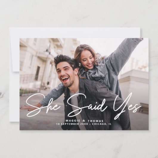 Sie sagte ja, moderne Script Foto Verlobung Einladung (Vorderseite)