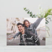 Sie sagte ja, moderne Script Foto Verlobung Einladung (Stehend Vorderseite)